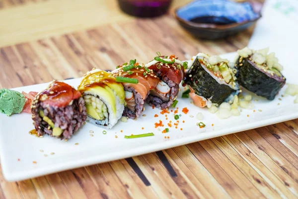 Plato Japonés Con Surtido Sushi Servido Una Terraza Una Calle — Foto de Stock
