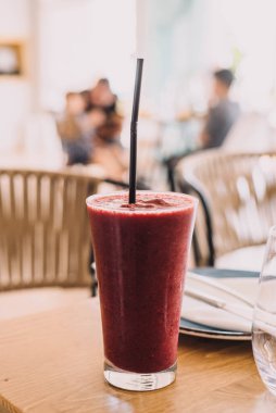 Bir Avrupa restoranında lezzetli ve ferahlatıcı bir çilekli smoothie.