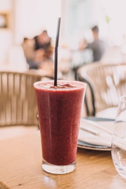 Bir Avrupa restoranında lezzetli ve ferahlatıcı bir çilekli smoothie.