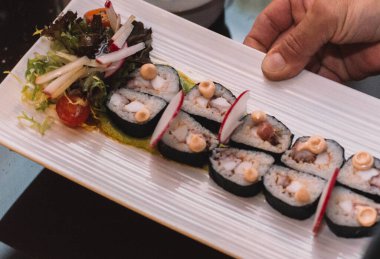 Masada soya soslu birkaç parça suşi.