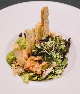 Bir Avrupa restoranında nefis bir somon ve avokado sosu.