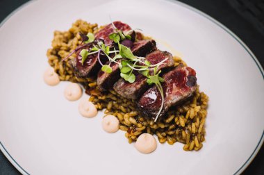 Bir Avrupa restoranında baharatlı pirinçli sandviç üzerine nefis bir gurme tabağı.