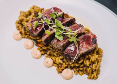 Bir Avrupa restoranında baharatlı pirinçli sandviç üzerine nefis bir gurme tabağı.