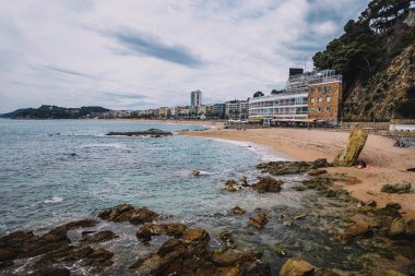 Bir Avrupa Akdeniz plajının manzarası