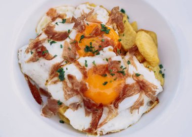 Yumurta ve jambonlu kızarmış patates. 