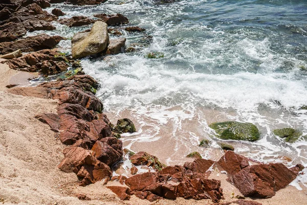 Bild Einer Küste Mit Felsen Und Sand Einem Mittelmeerstrand — Stockfoto