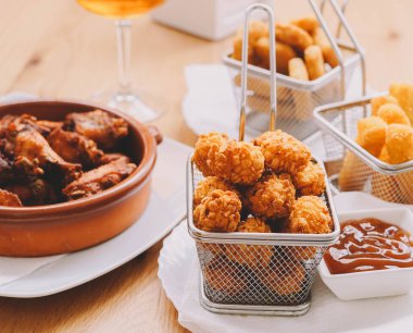 Peynir ve tavukla doldurulmuş toplar.