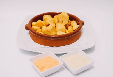 Baharatlı soslu İspanyol usulü patatas bravas.