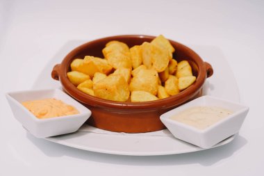 Baharatlı soslu İspanyol usulü patatas bravas.