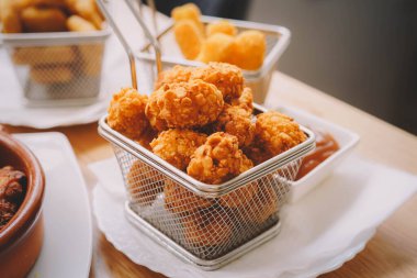 Peynir ve tavukla doldurulmuş toplar.