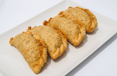 Dört kızarmış Arjantin bifteği tabağı.