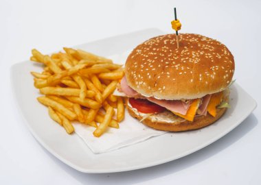 Çizburger, jambon, marul ve domates, yanında da patates kızartması.