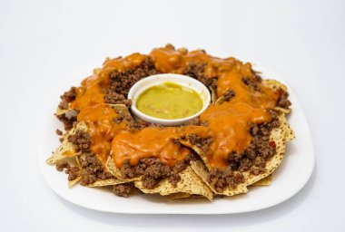 Peynirli cips, et, guacamole ve domates.