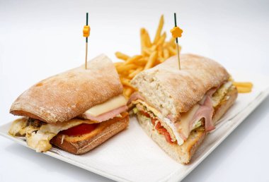 Jambonlu ve peynirli sığır etli sandviç.