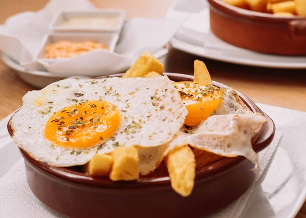 Portion Pommes Terre Frites Aux Œufs Frits Dans Bar Tapas — Photo