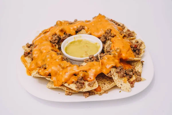 Peynirli cips, et, guacamole ve domates.