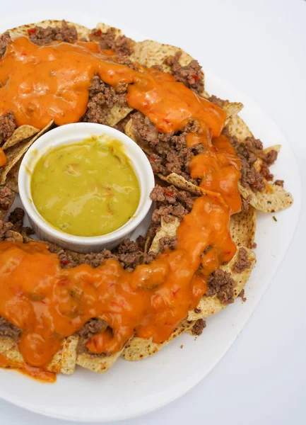 Nachos Med Ost Kött Guacamole Och Tomat — Stockfoto