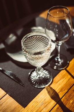 Zarif bir akşam yemeği için tabak, çatal bıçak ve bardaklar.