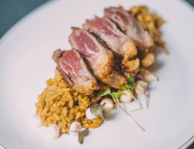 Nefis baharatlı pirinçli dana pirinçli gurme yemeği.