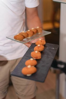 Lüks bir restoranda gurme deniz ürünleri kroketleri.