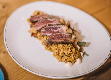 Nefis baharatlı pirinçli dana pirinçli gurme yemeği.