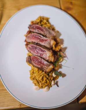 Nefis baharatlı pirinçli dana pirinçli gurme yemeği.