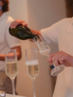 Restoran garsonu şampanya servisi.