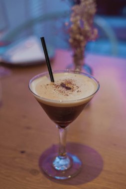 Kahve ve votkaya dayalı alkol kokteyli.