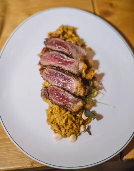 Nefis baharatlı pirinçli dana pirinçli gurme yemeği.