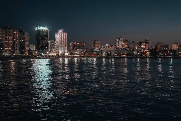 Imagem Noturna Alguns Edifícios Uma Cidade Costeira — Fotografia de Stock