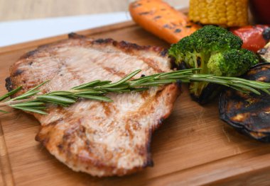 Tahtada sebzeli ızgara domuz eti.