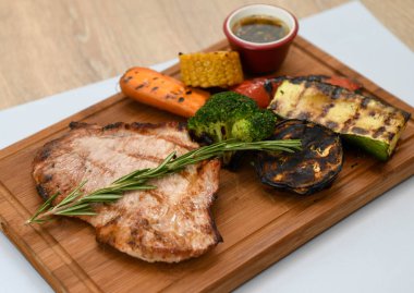 Tahtada sebzeli ızgara domuz eti.