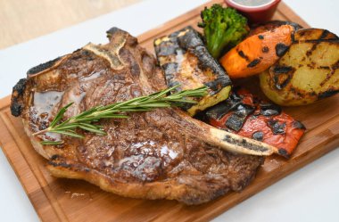 Biberiyeli biftek ve tahta tahtada sebze..