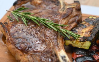 Biberiyeli biftek ve tahta tahtada sebze..