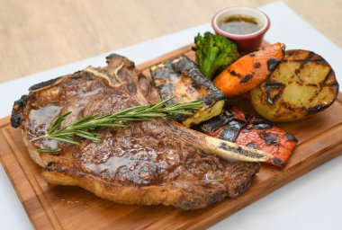 Biberiyeli biftek ve tahta tahtada sebze..