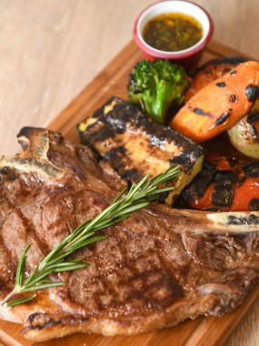 Biberiyeli biftek ve tahta tahtada sebze..