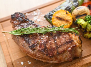 Biberiyeli biftek ve tahta tahtada sebze..