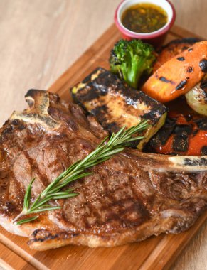 Biberiyeli biftek ve tahta tahtada sebze..