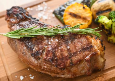 Biberiyeli biftek ve tahta tahtada sebze..