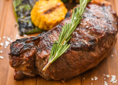 Biberiyeli biftek ve tahta tahtada sebze..