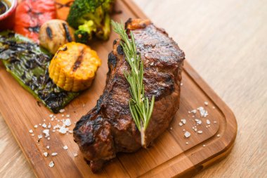 Biberiyeli biftek ve tahta tahtada sebze..