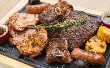 Restoranda servis edilen farklı et dilimlerinden ızgara et.