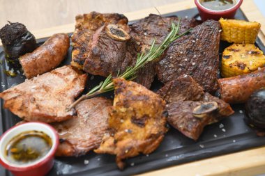 Restoranda servis edilen farklı et dilimlerinden ızgara et.