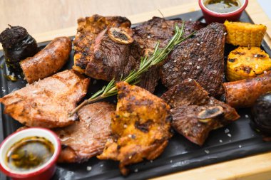 Restoranda servis edilen farklı et dilimlerinden ızgara et.
