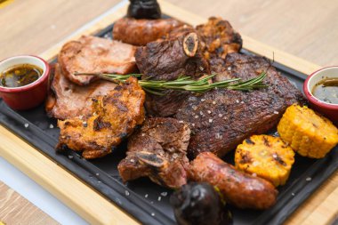 Restoranda servis edilen farklı et dilimlerinden ızgara et.