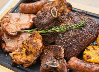 Restoranda servis edilen farklı et dilimlerinden ızgara et.