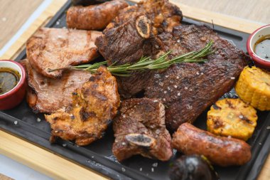 Restoranda servis edilen farklı et dilimlerinden ızgara et.