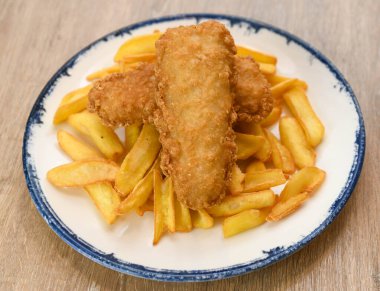 Kızarmış balık kroket ve patates kızartması, yakın çekim.