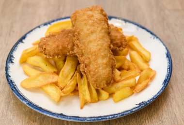 Kızarmış balık kroket ve patates kızartması, yakın çekim.