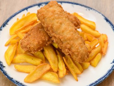 Kızarmış balık kroket ve patates kızartması, yakın çekim.